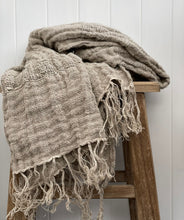 Load image into Gallery viewer, Clover Hand loomed linen Throw